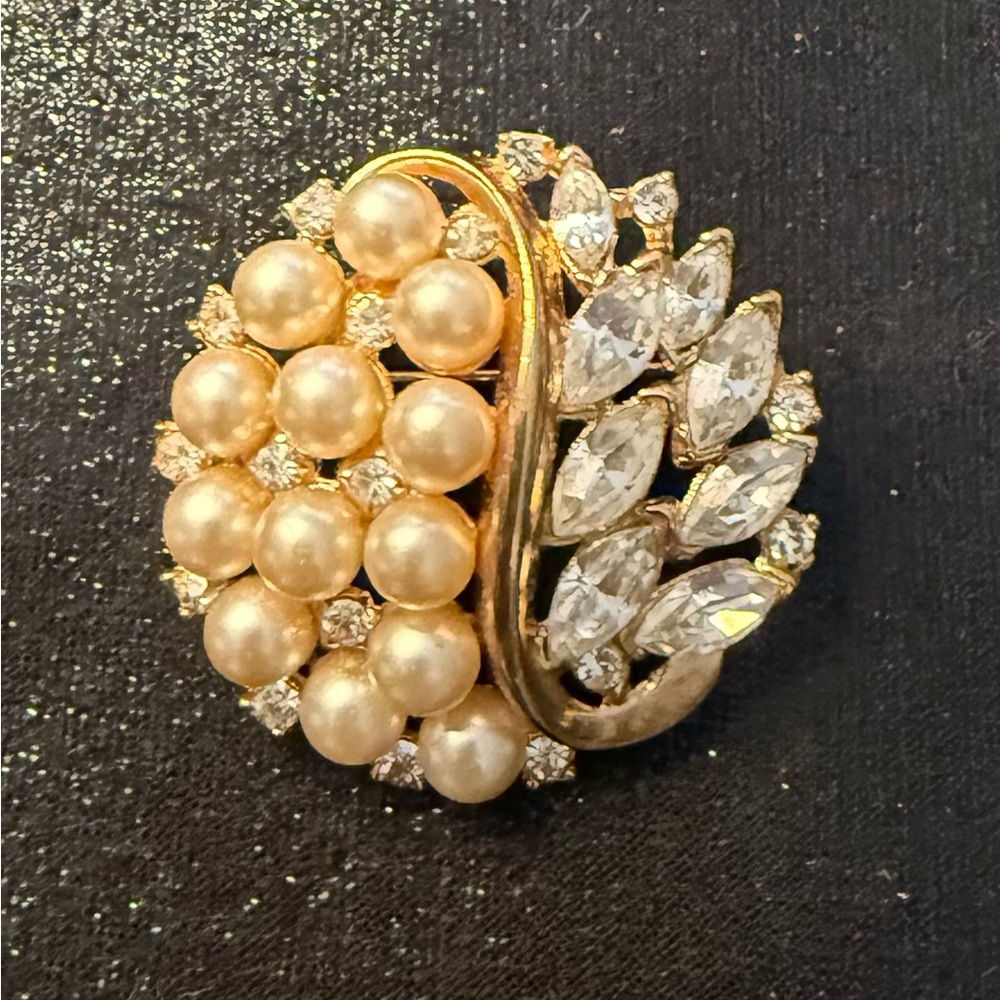1950’s Trifari Pin w/clear rhinestones & faux pearls. Design by Alfred Philippe.